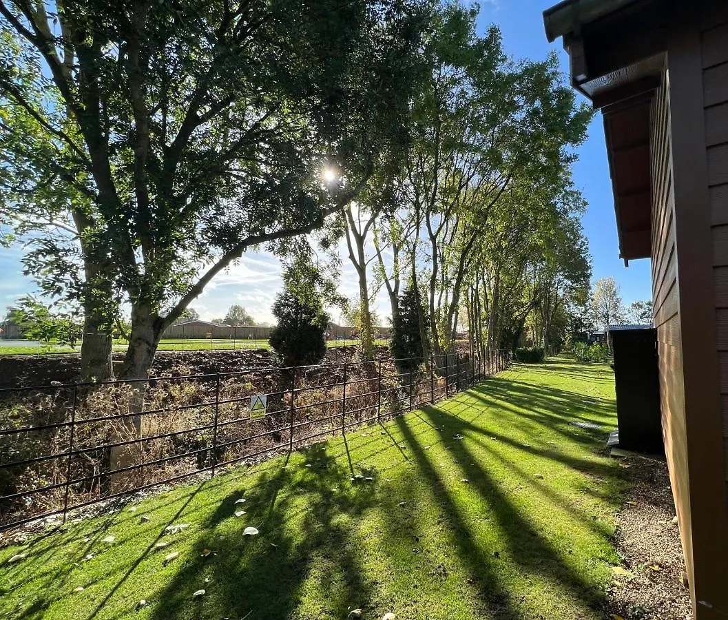 Chestnut Lodge With Hot Tub & Log Burner, Close To The Sea Kingston upon Hull