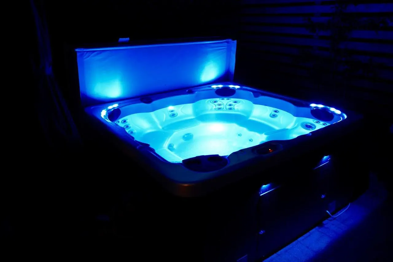 Chestnut Lodge With Hot Tub & Log Burner, Close To The Sea Kingston upon Hull 0*,  United Kingdom