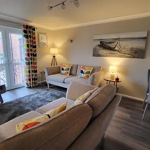 Peaceful Waterfront Apartment, Private Parking, Hull Marina Kingston upon Hull